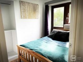 Enfield House - Beautiful 2 Bed - Good Transport Free Parking